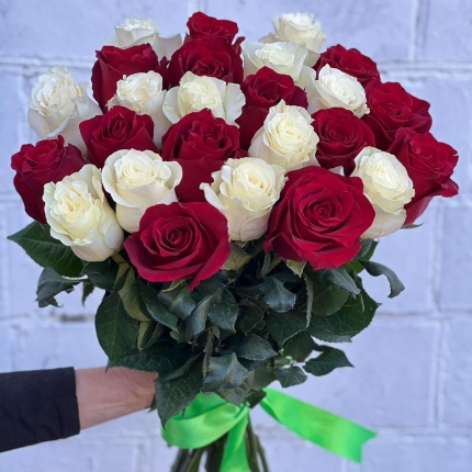 Букет «Баланс» из красных и белых роз - купить с доставкой в Краснодаре