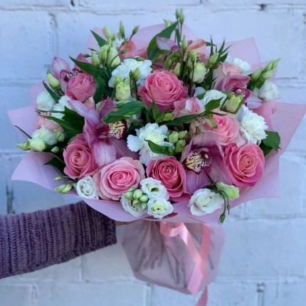 Букет из розовых роз и орхидей "Нежность" - доставка в Краснодаре