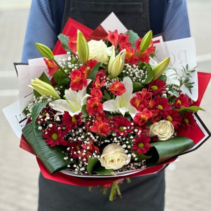 Букет "Вальс" из роз, хризантем и лилии с доставкой в Краснодаре