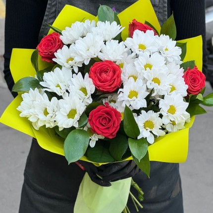 Букет с розами и хризантемами "Волшебство" - заказ с достакой с доставкой в Краснодаре
